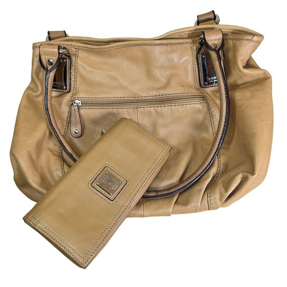 Tan Tignanello Soft Leather Purse Handbag 15x10x4 with Matching Wallet 7.5x4 - Picture 2 of 13